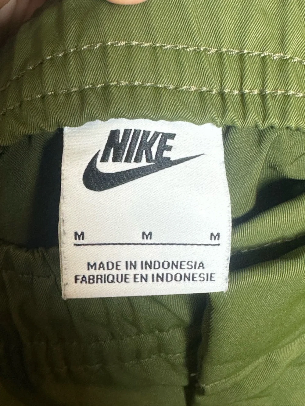 NIKE Sportswear Tech Essential Commuter Green Pants, Size Medium